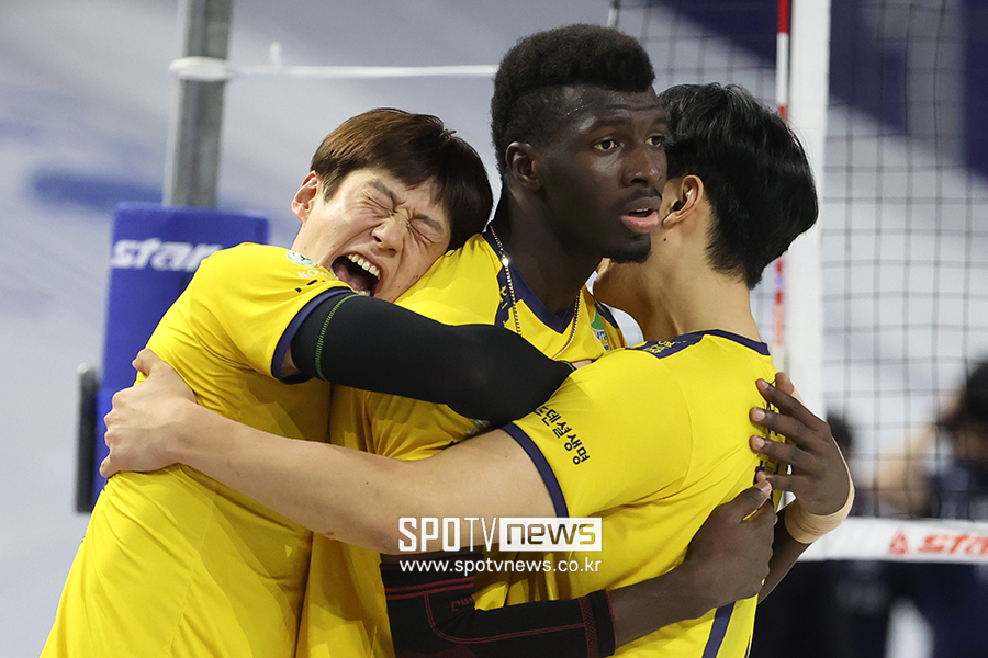 울음이 터진 케이타, 쉽게 일어나지 못했다…MVP 부럽지 않은 ‘57점 원맨쇼’