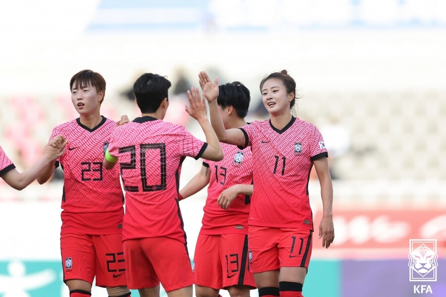 ▲ 전반 내내 베트남의 골문을 두들겼던 최유리의 선제골 직후. ⓒ대한축구협회