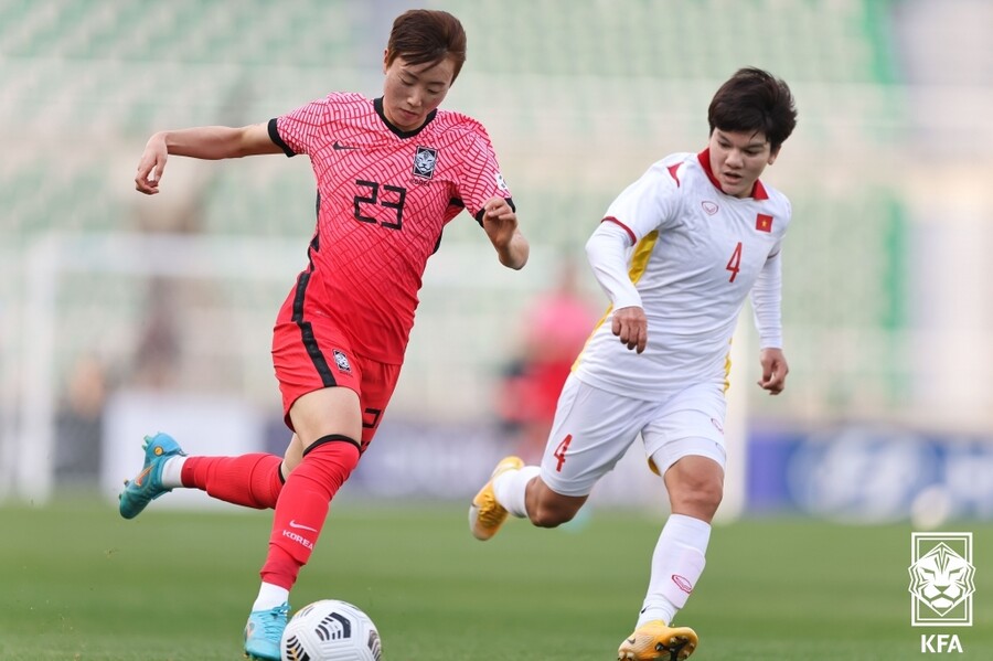 ▲ 한국의 최전방에서 궂은일을 도맡았던 스트라이커 손화연. ⓒ대한축구협회