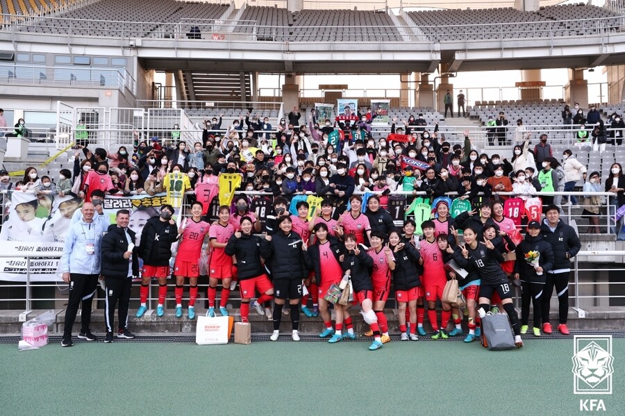 ▲ 베트남전 승리 직후, 팬들과 기념 촬영하는 여자대표팀. ⓒ대한축구협회
