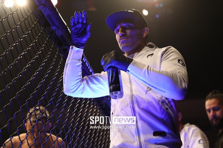 [포토S] UFC 라이트급 챔피언 찰스 올리베이라