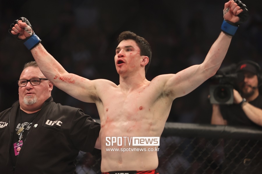 [포토S] UFC 데뷔전에서 TKO 승리 거둔 마이크 말롯