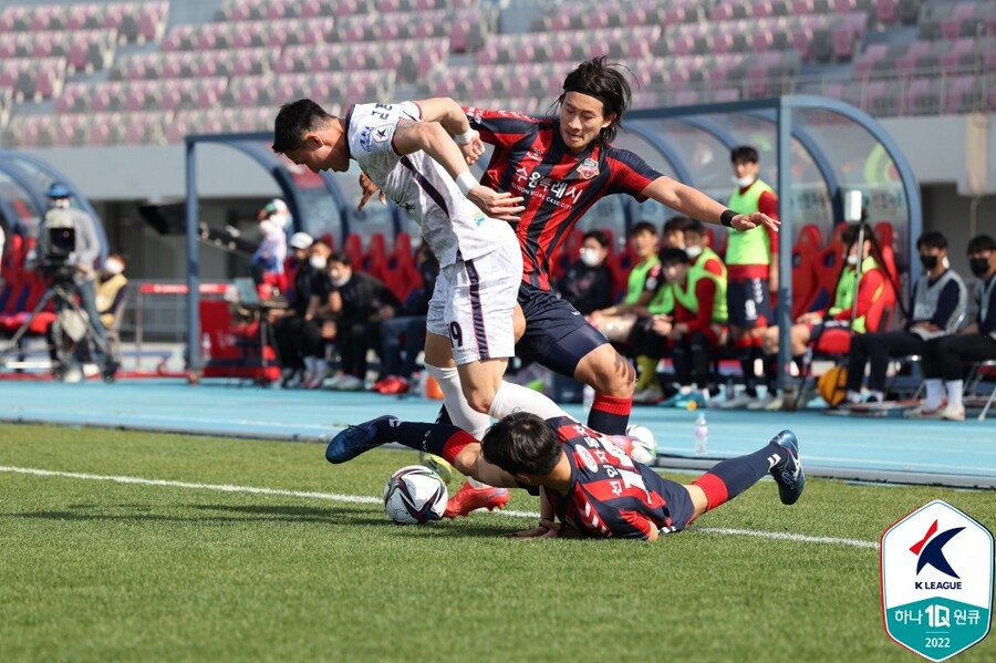 ▲ 수원FC와 김천 상무의 치열했던 공방전. ⓒ한국프로축구연맹
