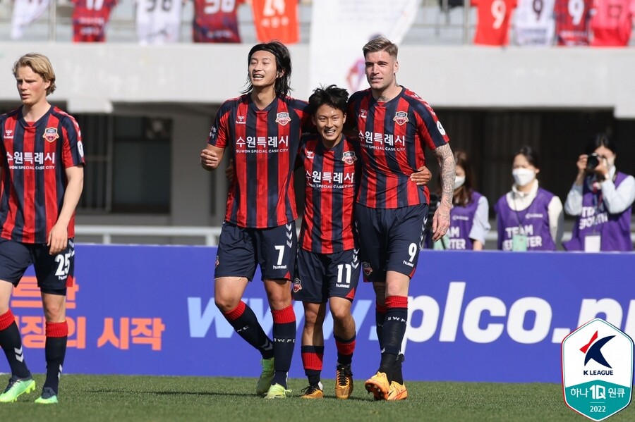 ▲ 장신 공격수 김현(왼쪽), 라스(오른쪽)와 환상적인 호흡을 선보인 이승우. ⓒ한국프로축구연맹