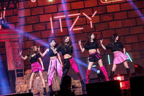 ▲ 있지가 팬미팅에서 무대를 선사하고 있다. 제공|JYP엔터테인먼트