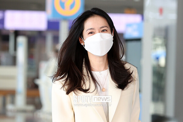 ▲신혼여행차 출국하는 손예진 ⓒ곽혜미 기자