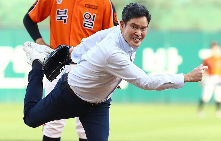 ▲ 신세계그룹 정용진 부회장이 11일 인천SSG랜더스필드에서 열린 제1회 신세계 이마트배 전국고교야구대회 결승전을 앞두고 시구를 하고 있다. ⓒSSG 랜더스