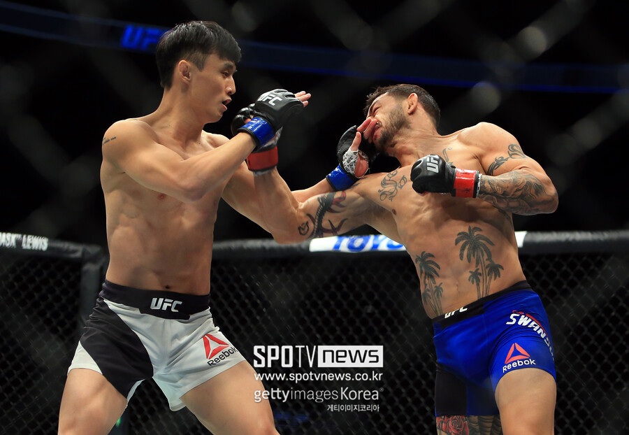 ▲ 2016년 12월 UFC 206에서 역사에 남을 난전을 벌인 최두호(왼쪽)와 컵 스완슨.