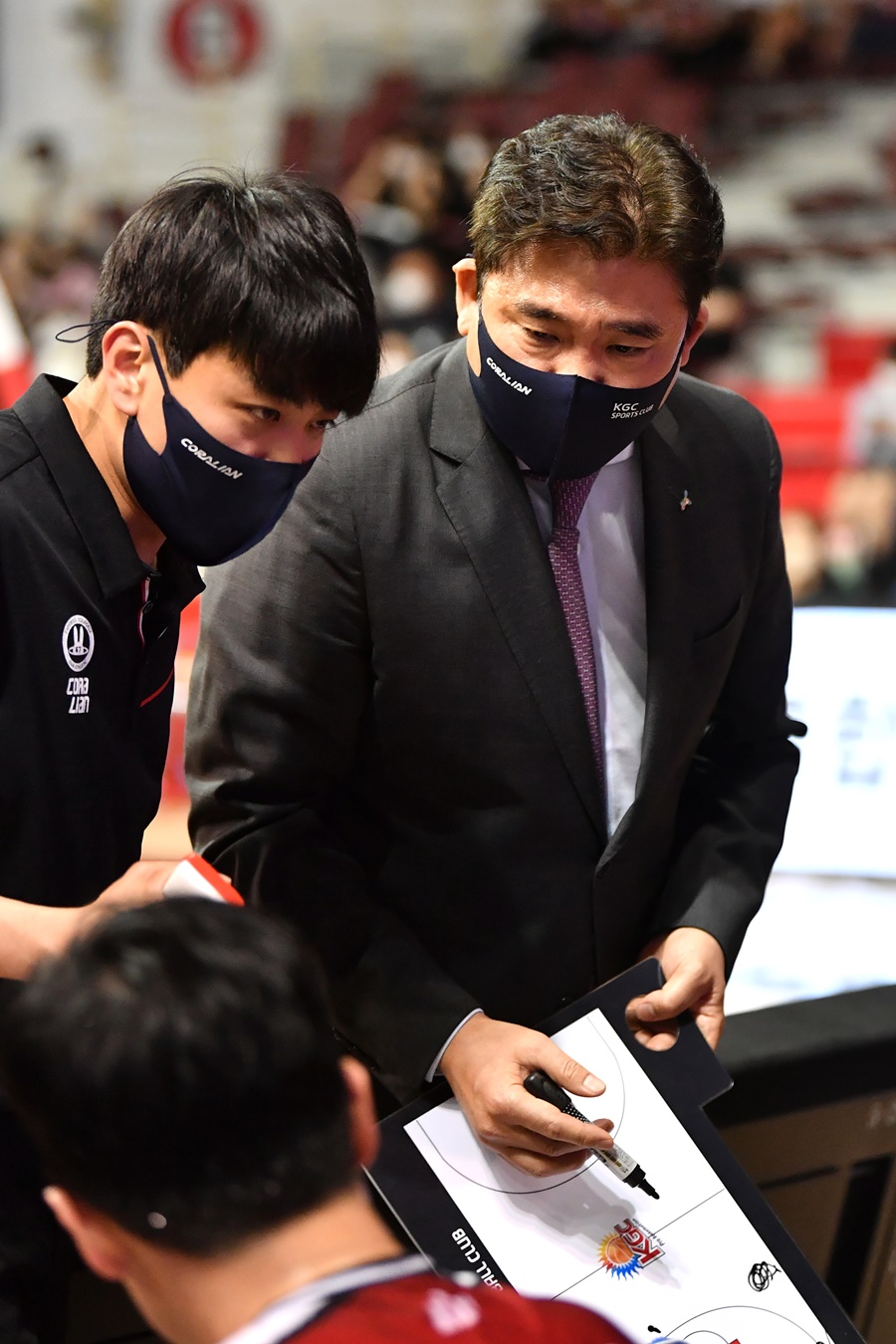 ▲ 작전 지시 중인 김승기 감독(오른쪽) ⓒ KBL