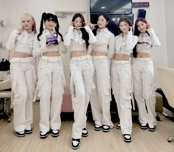 ▲ '더쇼' 1위를 인증한 아이브. 제공|스타쉽엔터테인먼트