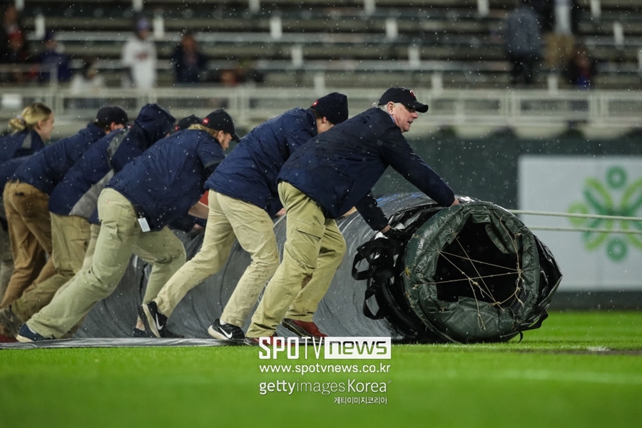 ▲ LA 다저스와 미네소타 트윈스의 경기가 우천으로 지연되고 있다.