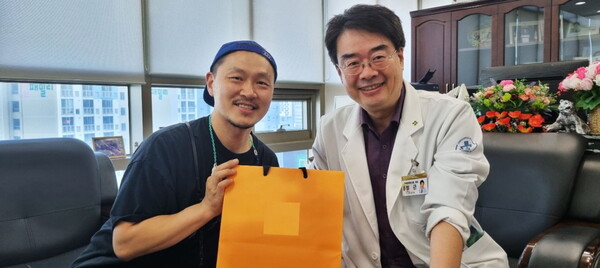 ▲ 글로벌 의료봉사단체 ‘그린 닥터스’ 홍보대사로 위촉된 양동근(왼쪽). 제공|조엔터테인먼트