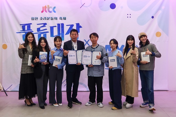 ▲ ‘풍류대장’ 공동투자제작사 어트랙트엠(공동대표 최승호)과 아이엠어서퍼(대표 곤대장)가 13일 성수동 데어데이아 에서 MOU를 체결했다. 제공|어트랙트엠