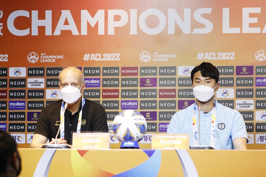 ▲ 대구FC 가마 감독과 김진혁 ⓒ한국프로축구연맹