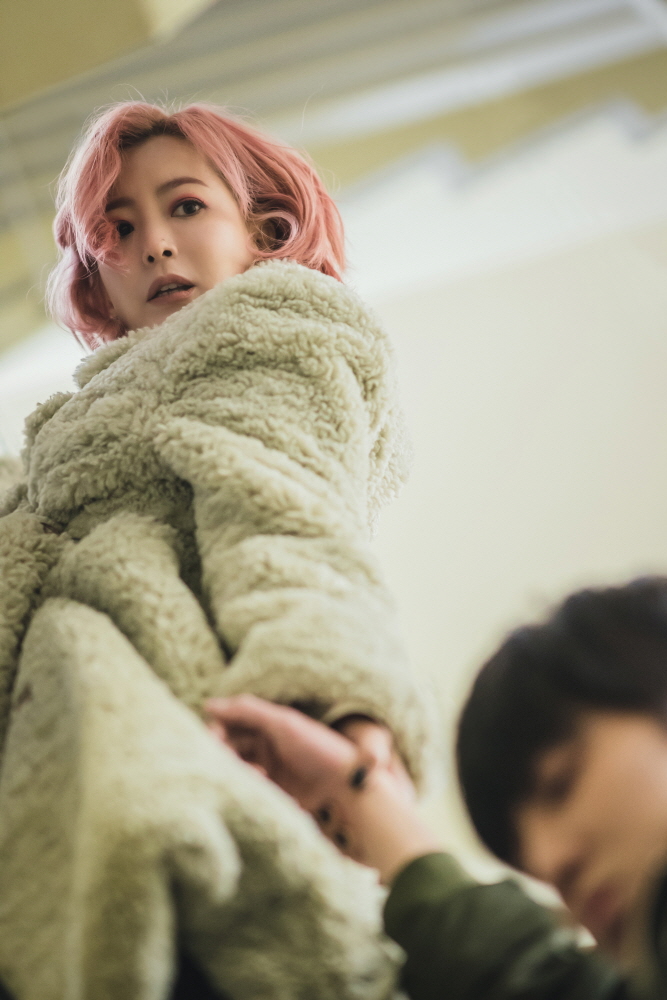 '내일' 삶 내려놓은 강승윤-손 붙잡은 김희선…일촉즉발 투샷