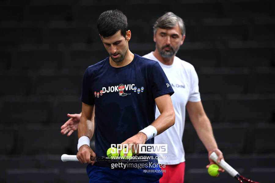 ▲ 노박 조코비치(앞)와 그의 지도자인 고란 이바니세비치(뒤)