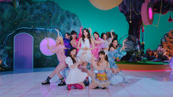 ▲ 니쥬 '아소보' 뮤직비디오 섬네일. 제공|JYP엔터테인먼트, Sony Music Entertainment (Japan) Inc.