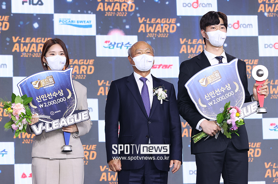 ▲ 2021~2022시즌 V리그 신인상 한국도로공사 이윤정(왼쪽)과 OK금융그룹 박승수 ⓒ곽혜미 기자
