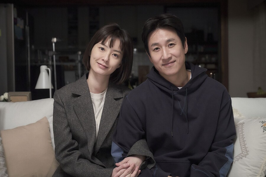 4번째 만난 정유미X이선균, 이번엔 부부…영화 '잠' 크랭크업