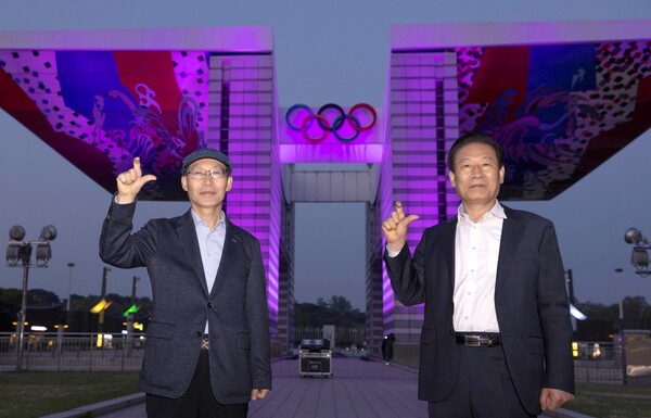 평화의 문 기념사진. (왼쪽부터) 조현재 국민체육진흥공단 이사장, 김사엽 한국체육산업개발 대표이사 ⓒ국민체육진흥공단