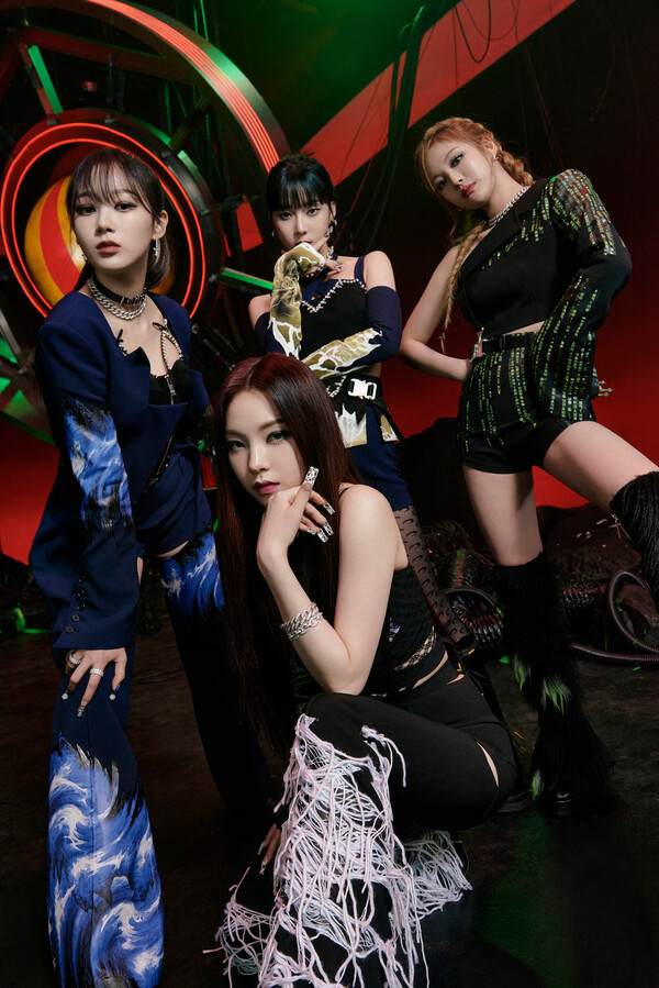 ▲ 첫 미니앨범 '새비지'로 독일 ‘iF 디자인 어워드 2022’에서 사용자 경험(UX) – 패키징 UX 부문 본상을 수상한 에스파. 제공|SM엔터테인먼트