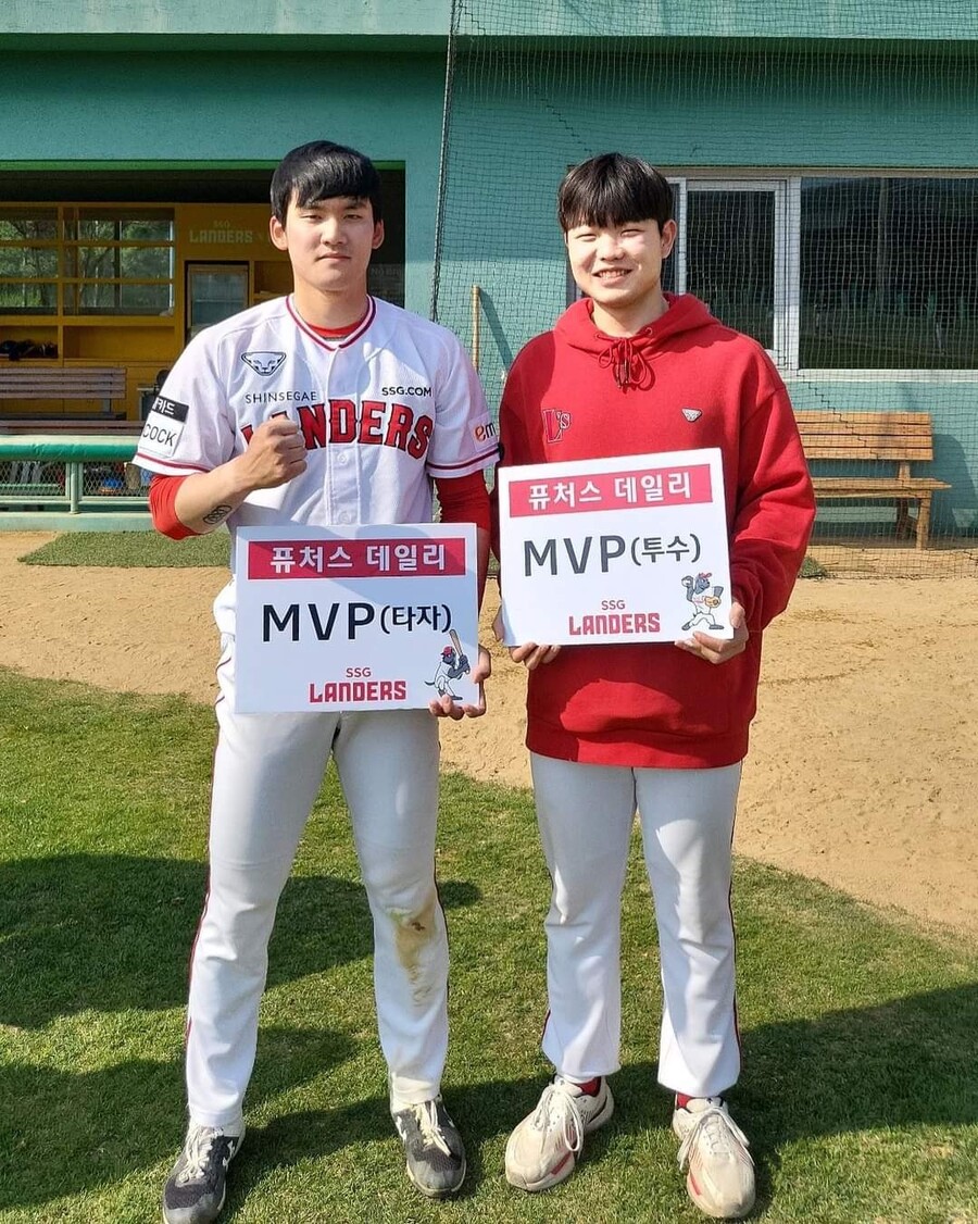 ▲ 경기 수훈선수로 선정된 김교람(왼쪽)과 박시후 ⓒSSG랜더스