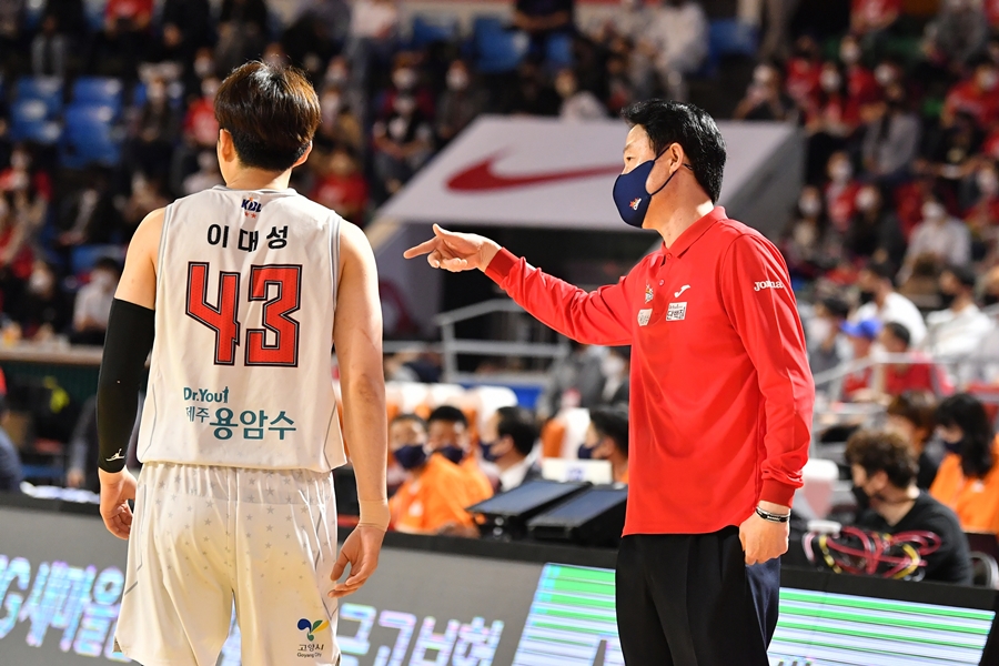 ▲ 이대성과 강을준 감독 ⓒKBL
