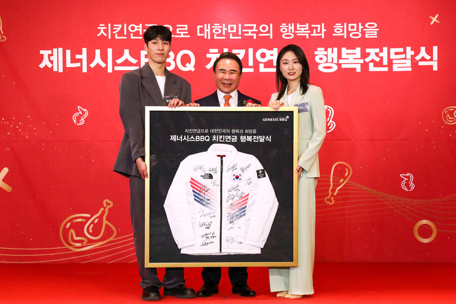 ▲ 제너시스 BBQ 치킨연금 행복전달식에 참석한 윤홍근(가운데) 대한빙상경기연맹 회장과 쇼트트랙 올림픽 금메달리스트인 황대헌(왼쪽)과 최민정  ⓒ대한빙상경기연맹