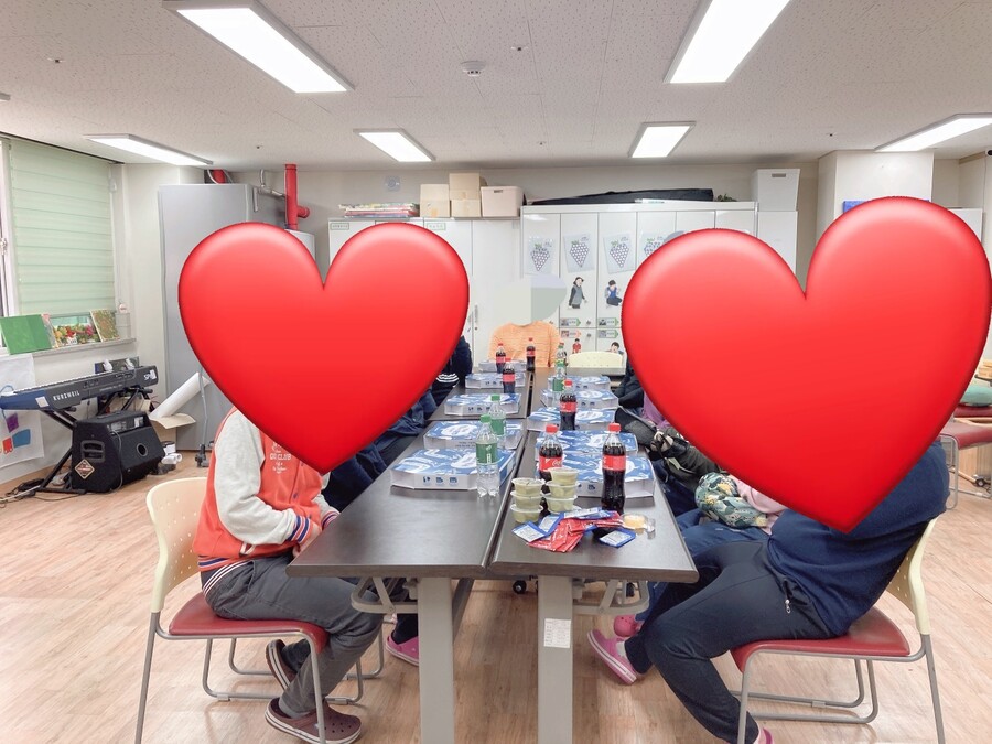 ▲ 4월 20일 장애인의 날을 맞아 이준호가 보낸 피자를 식사 중인 센터 직원들. 출처| 온라인 커뮤니티