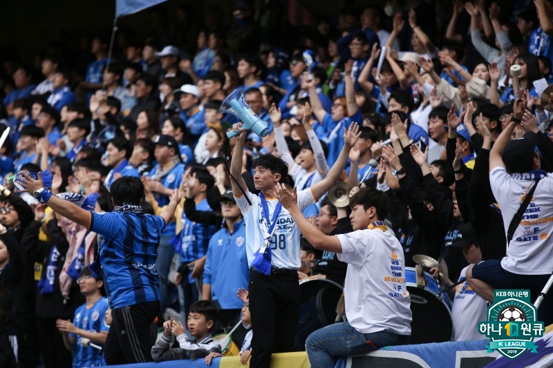 ▲ K리그에서 이제 육성응원을 할 수 있다. 단 마스크는 착용해야 한다 ⓒ한국프로축구연맹