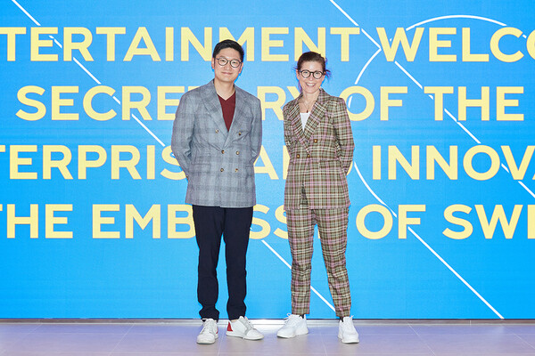 ▲ 탁영준 SM엔터테인먼트 대표(왼쪽)가 지난 21일 스티나 빌링거 스웨덴 기업혁신부 차관과 만나 환담을 나눴다. 제공|SM엔터테인먼트