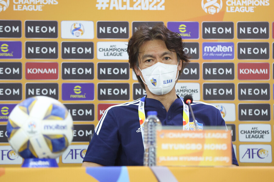 ▲ 24일 광저우FC와 경기가 끝나고 기자회견에 나선 홍명보 울산 감독. ⓒ한국프로축구연맹