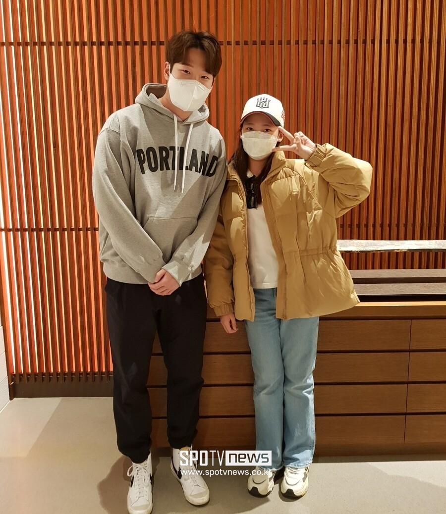 ▲ kt 배제성(왼쪽)과 이주아 양이 24일 수원 NC전을 마친 뒤 기념사진을 찍고 있다. ⓒkt 위즈