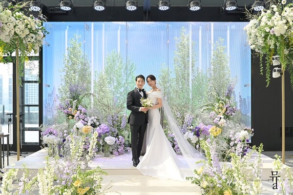 ▲ 한영과 박군의 결혼식 본식 사진. 제공|뮤아스튜디오, 제이마리드컴퍼니, 아벨바리케이, 스플렌디노, 규중칠우, 와일드디아, 해피메리드컴퍼니, 웨딩디렉터봉드, 칼라빈