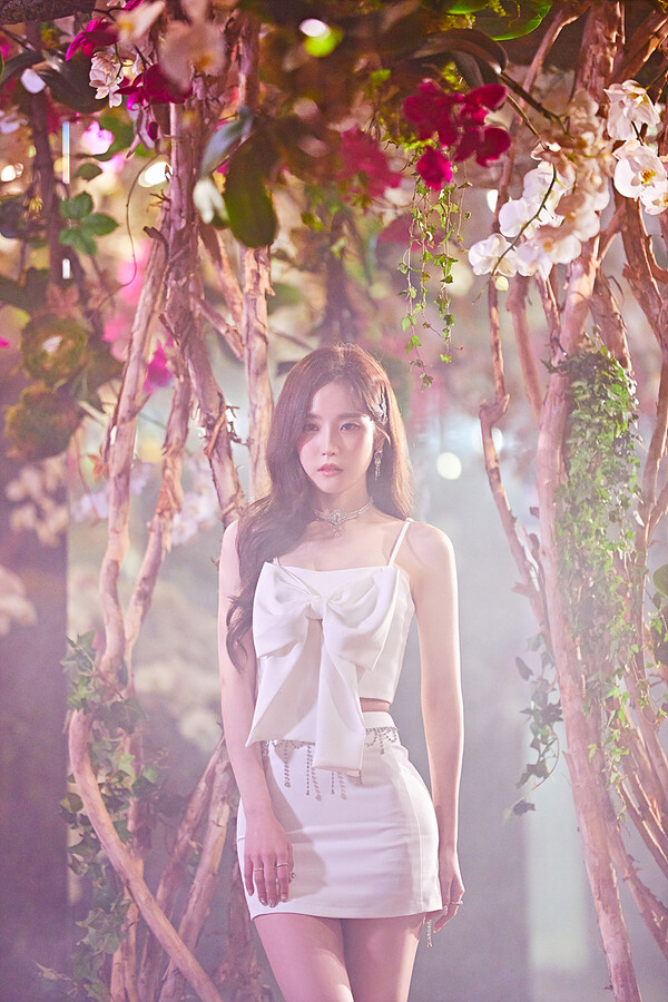 ▲ 화연 '꽃핀다' 콘셉트 포토. 제공|포고엔터테인먼트