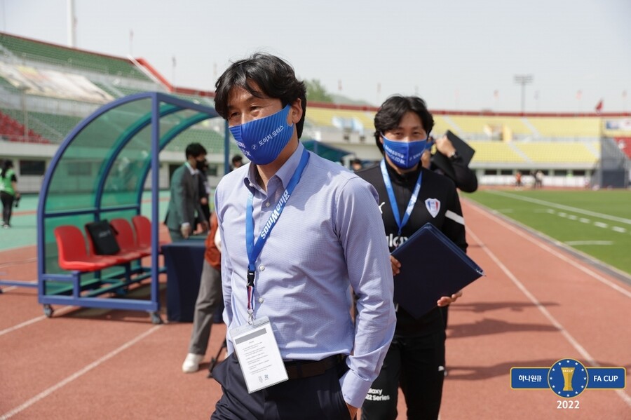 ▲ 수원 삼성 데뷔전을 치른 이병근 신임 감독. ⓒ대한축구협회