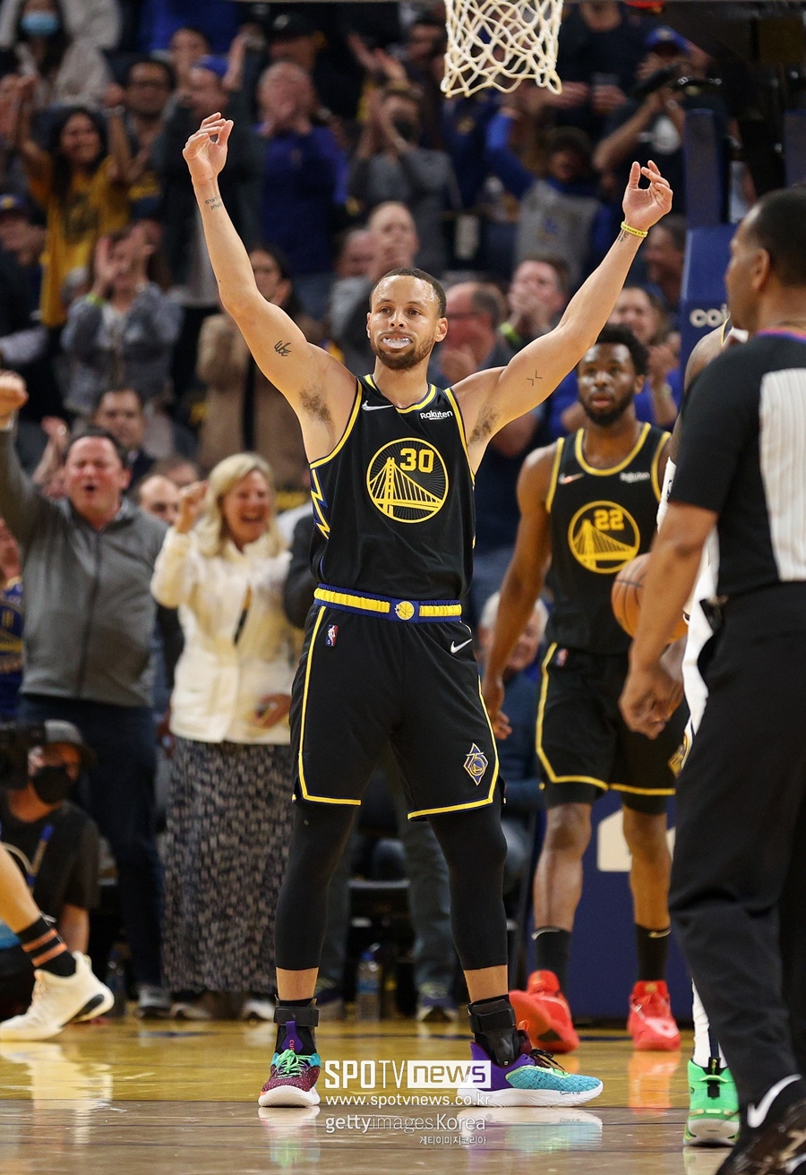 '커리 30득점' GSW, PO 2라운드 진출…요키치 분전한 덴버 제압