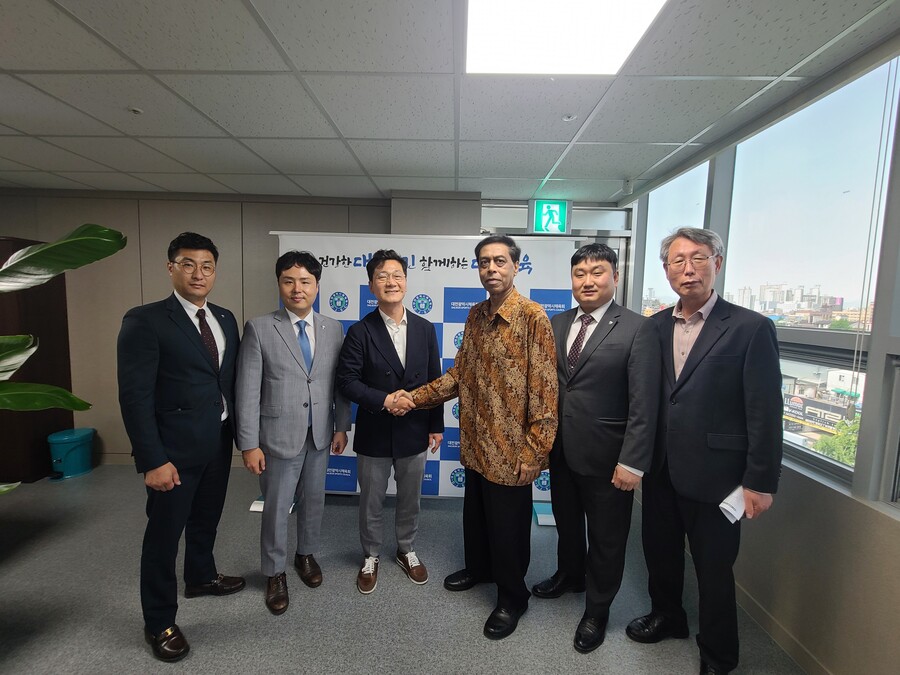 ▲ 왼쪽부터 양정수 대한세팍타크로협회 부회장, 오주영 대한세팍타크로협회장, 이승찬 대전광역시체육회장, 할림 아시아세팍타크로연맹회장, 한재호 대전세팍타크로협회장, 전종대 대전광역시체육회 사무처장 ⓒ대한세팍타크로협회