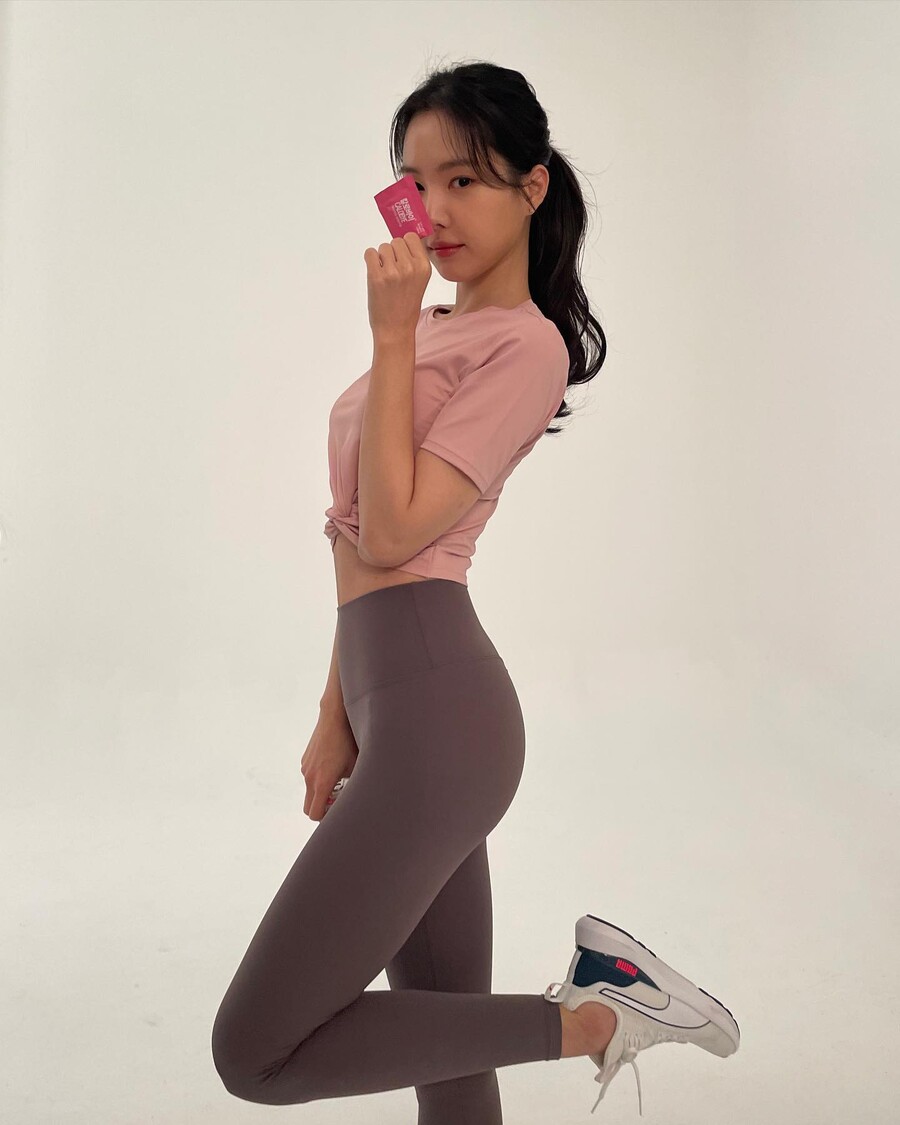 '에이핑크 탈퇴' 손나은, 21인치 개미허리는 여전…원조 레깅스 여신