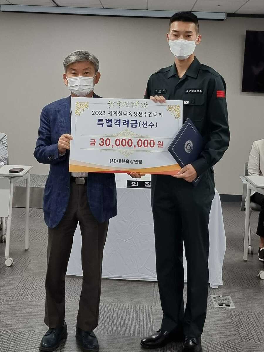 ▲ 우상혁(오른쪽)과 임대기 대한육상연맹 회장 ⓒ대한육상연맹
