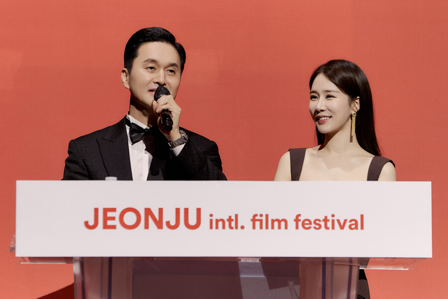 ▲ 제23회 전주국제영화제 사회자 장현성 유인나. 제공|YG엔터테인먼트