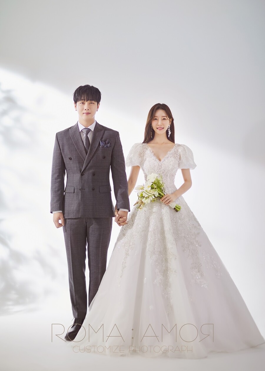 ▲ 손효규(왼쪽)와 최슬기. 제공| 해피메리드컴퍼니, 웨딩디렉터봉드, 로마스튜디오, 비올손은임대표, 로자스포사, 스타일리스트정부자, 쇼위플로라, 디렉터스위치, 블랙슈트, 규중칠우, 스타일리스트정민경