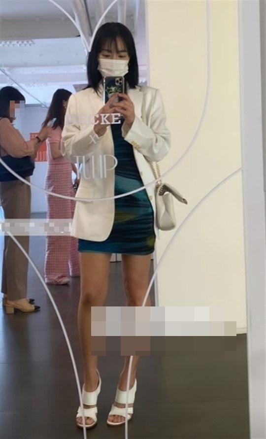 '이범수♥' 이윤진, 한뼘 미니스커트 아래 난리났네…톱 모델급 '애둘맘' 다리라인