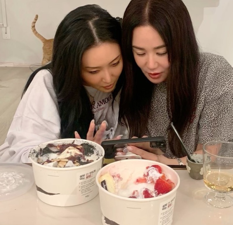 ▲ 화사(왼쪽), 엄정화. 출처| 엄정화 인스타그램