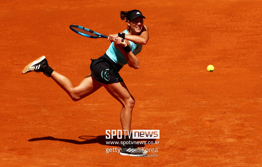 ▲ 가르비네 무구루사가 2022 WTA 마드리드 오픈 단식 2회전에서 백핸드를 치고 있다.