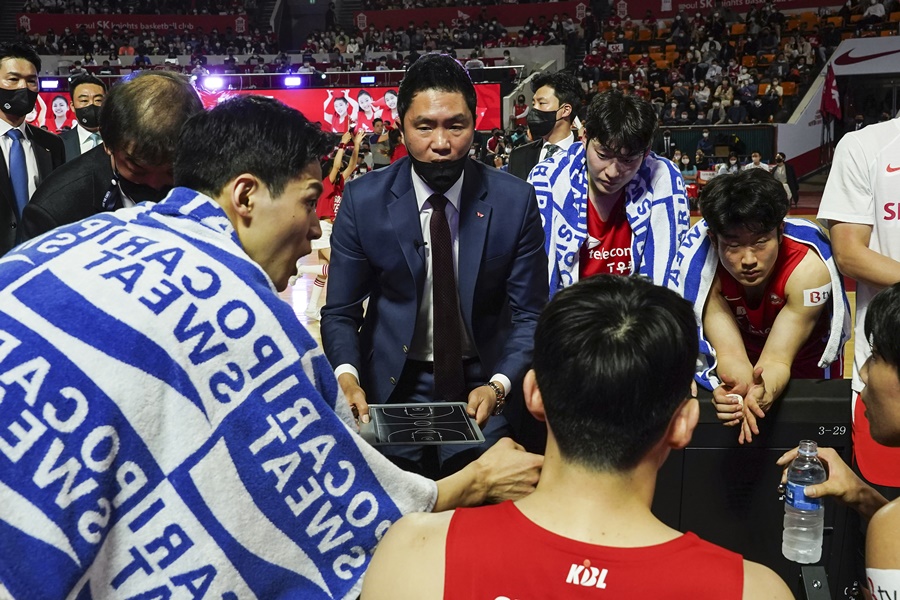 ▲ 작전 지시 중인 전희철 감독 ⓒ KBL