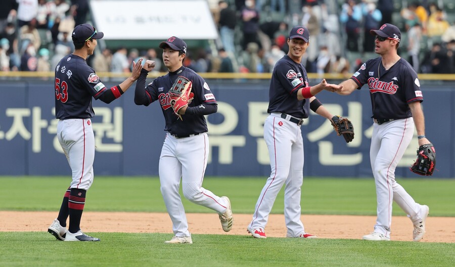 ▲ 롯데 선수들이 1일 잠실 LG전에서 4-0 승리를 거둔 뒤 기뻐하고 있다. ⓒ연합뉴스