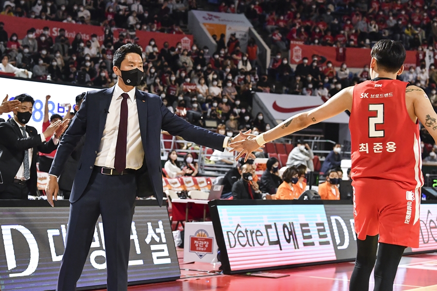 ▲ 전희철 감독와 최준용 ⓒKBL