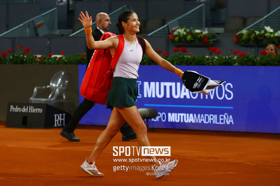 ▲ 2022 WTA 마드리드 오픈 16강에서 탈락한 뒤 코트에서 퇴장하는 에마 라두카누