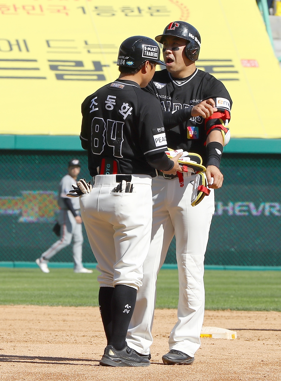 ▲ SSG 랜더스 외야수 김강민(오른쪽).ⓒSSG 랜더스
